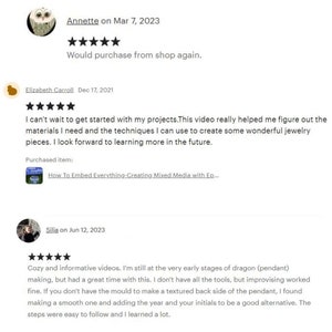 Puede incluir: Tres rese&ntilde;as de clientes para un tutorial en video sobre c&oacute;mo crear joyas utilizando t&eacute;cnicas mixtas. La primera rese&ntilde;a es de cinco estrellas y dice "Comprar&iacute;a de nuevo en esta tienda." La segunda rese&ntilde;a es de cinco estrellas y dice "Estoy deseando empezar mis proyectos. Este video realmente me ha ayudado a averiguar los materiales que necesito y las t&eacute;cnicas que puedo usar para crear unas joyas maravillosas. Tengo muchas ganas de aprender m&aacute;s en el futuro." La tercera rese&ntilde;a es de cinco estrellas y dice "V&iacute;deos acogedores e informativos. Todav&iacute;a estoy en las primeras etapas de la creaci&oacute;n de dragones (colgantes), pero me lo he pasado genial con esto. No tengo todas las herramientas, pero improvisar ha funcionado bien. Si no tienes el molde para hacer una parte posterior texturizada del colgante, descubr&iacute; que hacer una lisa y a&ntilde;adir el a&ntilde;o y tus iniciales es una buena alternativa. Los pasos fueron f&aacute;ciles de seguir y aprend&iacute; mucho."