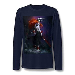 Peut inclure: Un t-shirt bleu marine à manches longues avec une impression graphique représentant un personnage aux longs cheveux orange, portant un masque blanc à cornes et une jupe noire. Il tient une épée rouge brillante dans un décor sombre et brumeux.