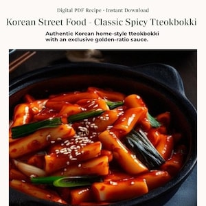 Puede incluir: Una receta digital en PDF para Korean Street Food - Classic Spicy Tteokbokki. La imagen muestra un cuenco negro lleno de pasteles de arroz cilíndricos cubiertos con una salsa roja picante, adornados con cebolletas verdes y semillas de sésamo.