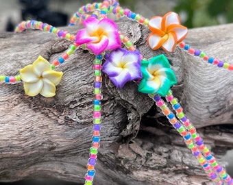 Ein Stück von Hawaii, Zierliche, Neon, Bunte Perlen Fußkettchen mit Plumeria Harz Blume, Tropisches Fußkettchen, Hawaii inspiriert, Plumeria Fußkettchen