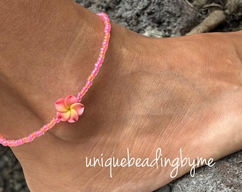 Un pedazo de Hawái, tobillera de plumeria rosa neón y naranja con cuentas, tobillera tropical, tobillera de plumeria inspirada en Hawái, tobillera de plumeria neón