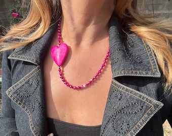 Le plus beau collier asymétrique en perles de verre rose vif avec grand coeur en acrylique, collier noir et rose vif, collier à facettes