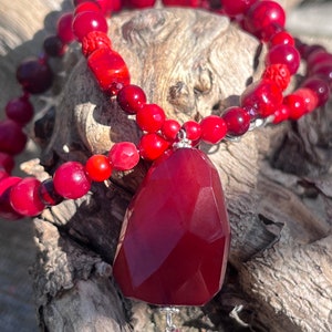 Delicioso em vermelho, colar de contas mais curto e grosso, colar de contas vermelhas, colar de contas vermelhas com pedras preciosas