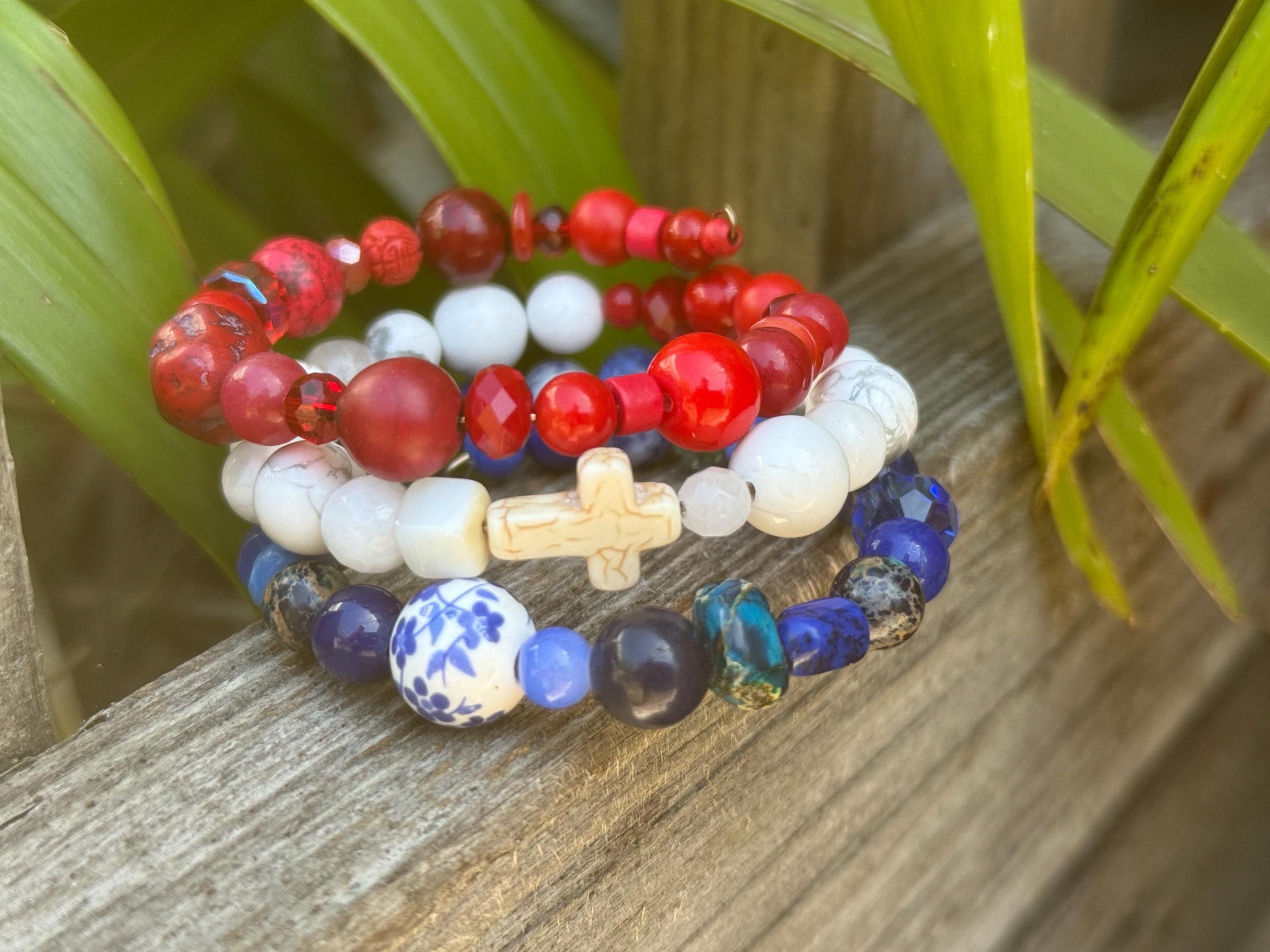 赤、白、青の楽しいラップアラウンドブレスレット、愛国的な