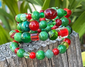 Grünes und rotes Weihnachtsarmband, Weihnachtsarmband, grünes und rotes Armband, Urlaub Armband, grüne und rote Perlen Armband