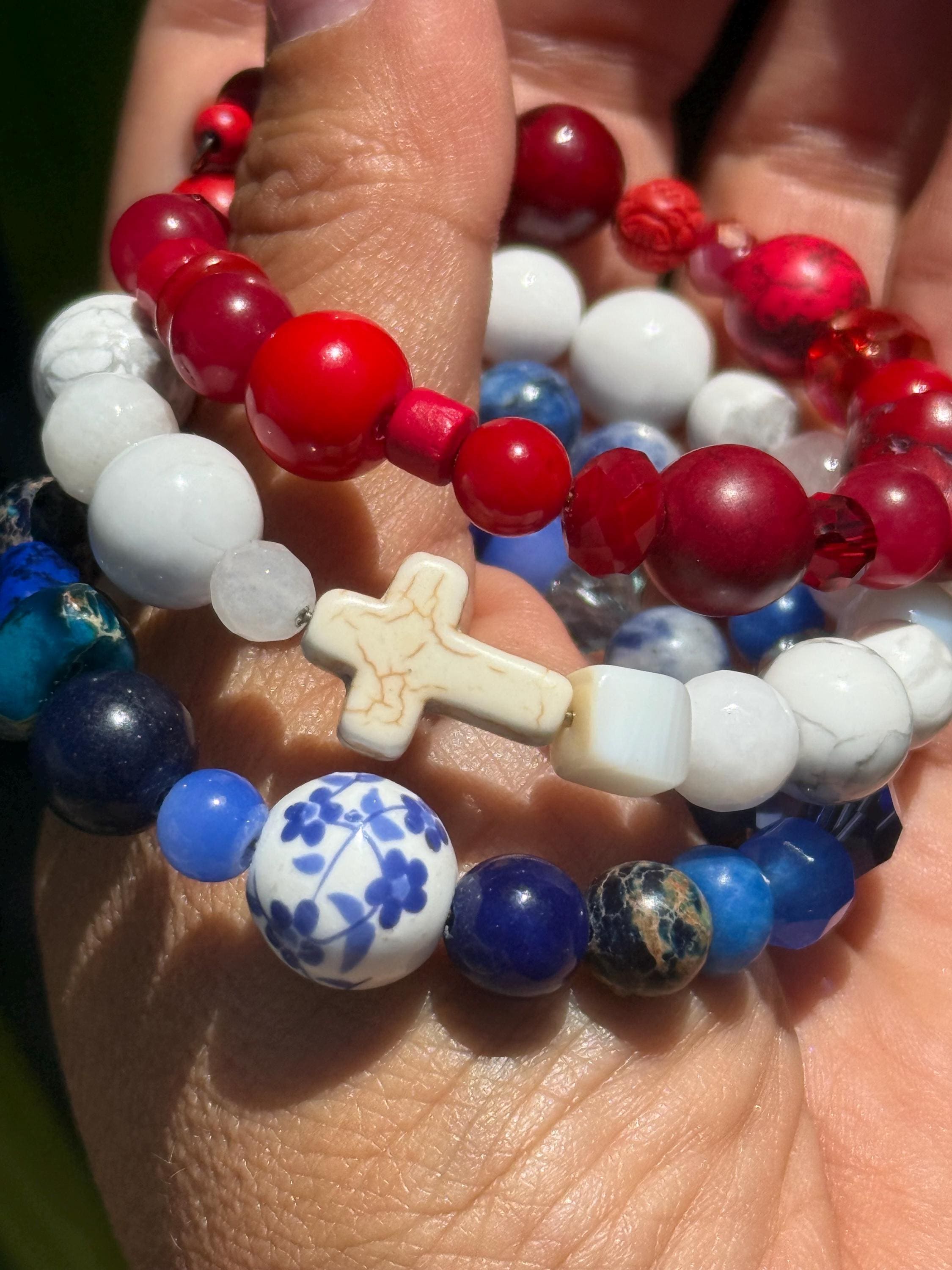 赤、白、青の楽しいラップアラウンドブレスレット、愛国的な