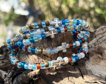Sierlijke damesarmband met aardse kralen en antiek verzilverde kruiskraal, aardse kralenarmband, kruisarmband