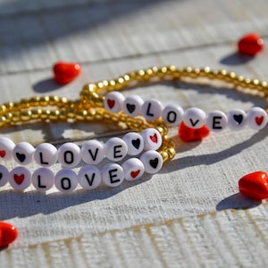 Pulseira delicada de contas de ouro com letras LOVE e corações, pulseiras para o dia dos namorados