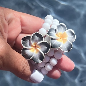 Ein Stück Hawaii Plumeria Wickelarmband in Weiß mit Schwarz, Plumeria Armband, Plumeria Schmuck, Urlaubs Schmuck