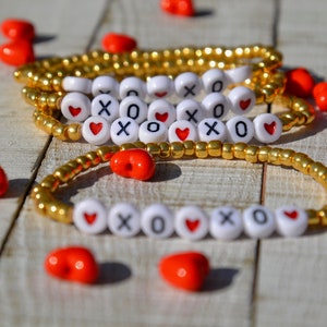 Pulseira delicada de contas de ouro com letras XOXO e corações, pulseiras para o dia dos namorados