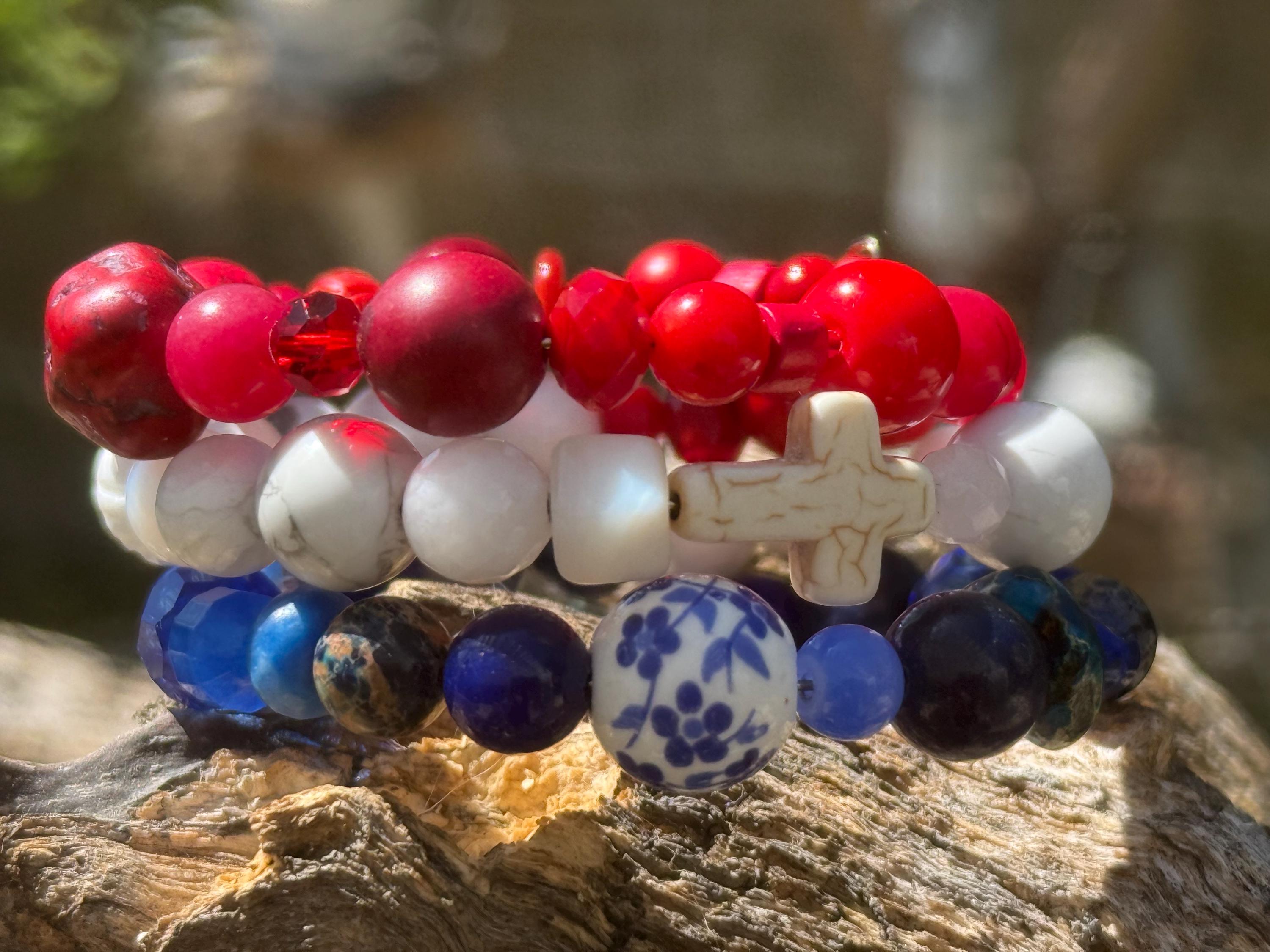 赤、白、青の楽しいラップアラウンドブレスレット、愛国的な