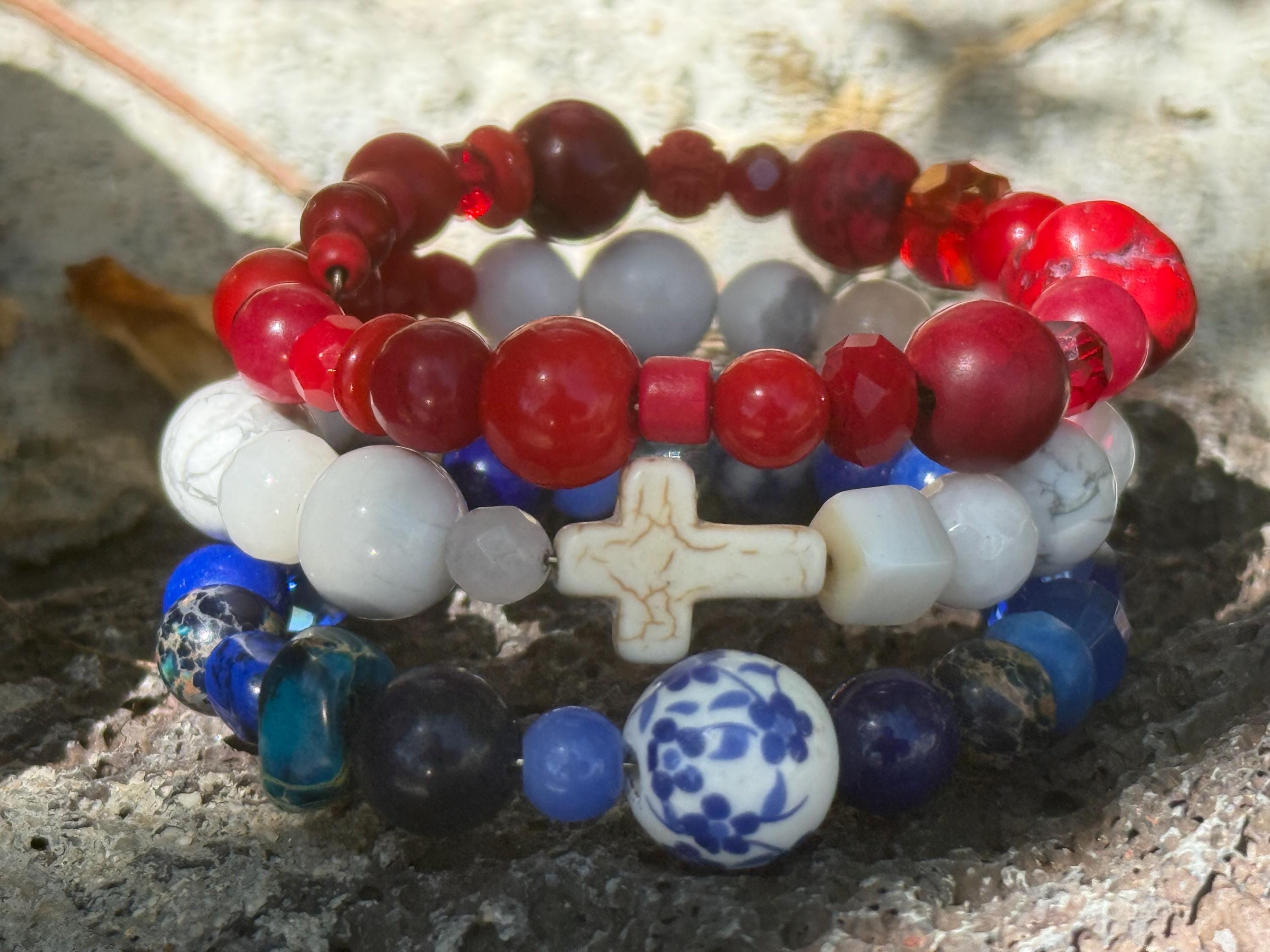 赤、白、青の楽しいラップアラウンドブレスレット、愛国的な