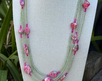 Avalaya - Collana lunga con perline rotonde (naturale/rosa profondo/viola), lunghezza 124 cm