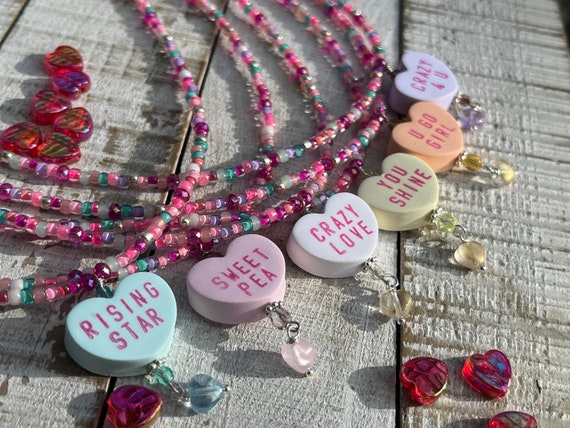 Collana iniziale con conchiglia colorata - gioiello a forma di cuore in
