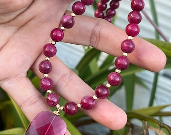 Magnifique collier de perles prune plus court, collier en jade prune avec pendentif en perles de rhodolite à facettes, collier prune