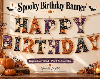 Könnte beinhalten: Ein Spooky Birthday Banner mit einzelnen Buchstaben, die an einer Schnur hängen. Jeder Buchstabe zeigt Halloween-Motive wie Geister, Kürbisse, Fledermäuse, Spinnennetze und Hexenhüte in den Farben Orange, Lila und Schwarz.