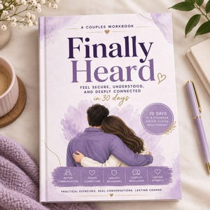 Op de afbeelding: Een hardcover boek getiteld Finally Heard: A Couples Workbook met een paarse aquarelachtergrond. De omslag bevat een illustratie van een omhelzend stel, tekst over 30-daagse relatie-doelen en iconen voor communicatie en intimiteit.