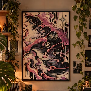Puede incluir: Una impresión de arte mural rectangular en un marco negro con un diseño cósmico abstracto de patrones arremolinados en negro, blanco y tonos morados. La composición incluye formas de estrellas, orbes circulares y un emblema central.