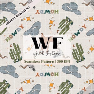 Puede incluir: Un patrón sin costuras que presenta una variedad de elementos de temática western, incluyendo cactus, sombreros de vaquero, estrellas y las palabras "Howdy" y "Wild Festoon". El patrón está sobre un fondo beige claro.