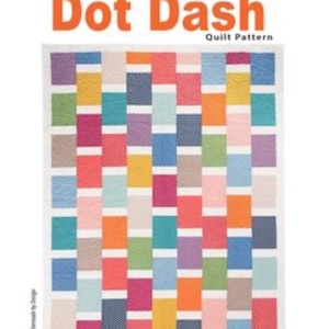 Puede incluir: Un patrón de colcha colorido llamado "Dot Dash" diseñado por Joanie Holton. El patrón presenta una cuadrícula de cuadrados coloridos con puntos blancos.