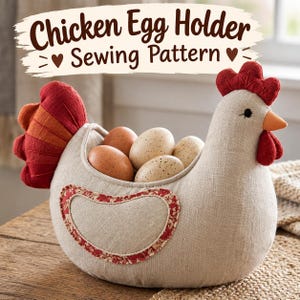 Puede incluir: Un patrón de costura para un soporte de huevos con forma de gallina de tela, con cuerpo beige, cola roja y naranja, cresta roja y pico naranja. La gallina tiene un parche de ala estampado y contiene cuatro huevos moteados. Texto: Chicken Egg Holder Sewing Pattern.