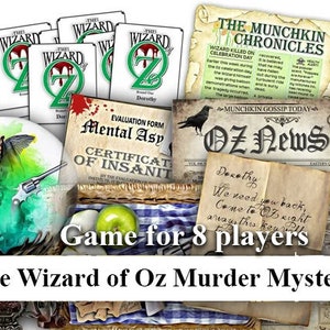 Puede incluir: Un tablero de juego para un juego de misterio de asesinato basado en el Mago de Oz. El juego es para 8 jugadores. El tablero presenta una variedad de accesorios, que incluyen un certificado de locura, un periódico y una tarjeta de personaje para Dorothy.