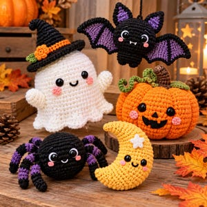 Könnte beinhalten: Ein Set aus fünf gehäkelten Halloween-Dekorationen, bestehend aus einem weißen Geist mit schwarzem Hexenhut, einer schwarzen Fledermaus mit lila Flügeln, einem orangefarbenen Kürbis, einer schwarz-lila Spinne und einem gelben Halbmond mit weißem Stern.
