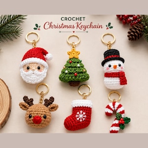Op de afbeelding: Zes gehaakte kerst-sleutelhangers met een kerstman, een groene kerstboom met een gele ster, een sneeuwpop met een zwarte hoed en rode sjaal, een bruin rendier met een rode neus, een rode kerstsok met een witte sneeuwvlok en een zuurstok.