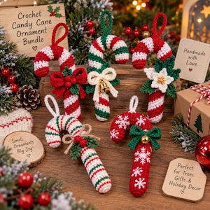 Peut inclure: Cinq décorations de Noël en forme de sucres d'orge au crochet avec des motifs en laine rouge, blanche et verte. Chaque ornement possède une boucle de suspension et des détails décoratifs comme des nœuds, des baies, une clochette dorée ou des flocons.