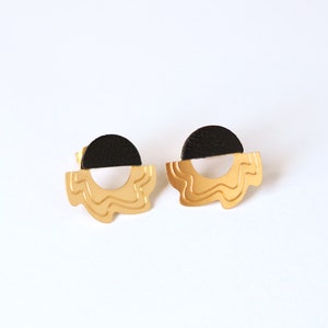 Flower earrings studs, leather touch, glod plated brass DUNE Black