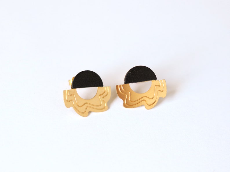 Flower earrings studs, leather touch, glod plated brass DUNE Black