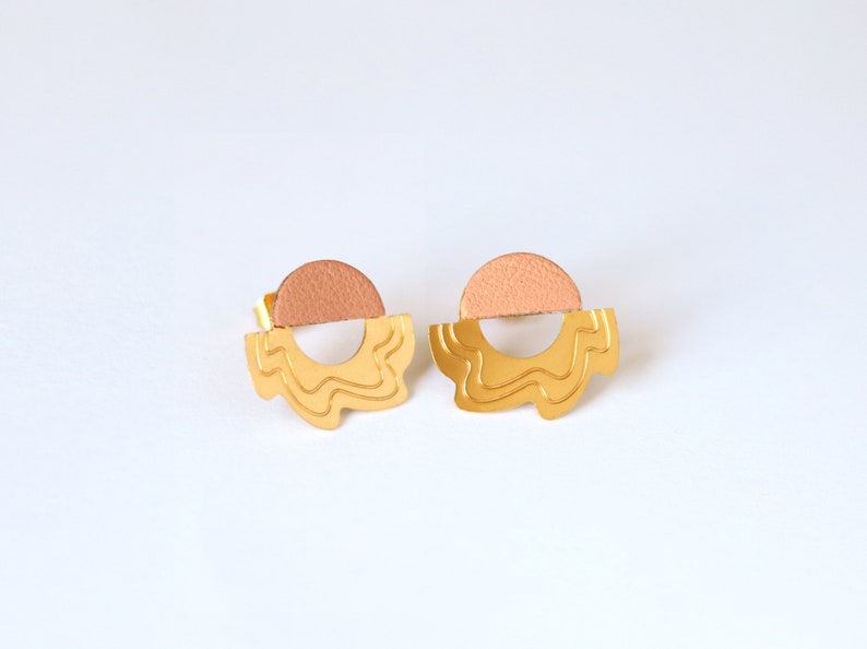 Flower earrings studs, leather touch, glod plated brass DUNE Pêche