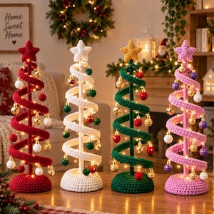 Könnte beinhalten: Vier spiralförmige Häkel-Weihnachtsbäume in Rot, Weiß, Grün und Pink. Jeder Baum hat einen Stern als Spitze, einen Mittelstab, einen runden Sockel und ist mit kleinen hängenden Metallornamenten sowie integrierten Lichterketten geschmückt.