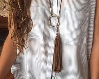 Collar con estribo, colgante ecuestre con borla, regalo para amantes de los caballos, collar para mujer, regalo para amantes de los caballos