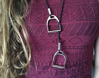 Doppelte Steigbügel Halskette, Silber Reit Schmuck, Frauen Halskette, Geschenk für Pferdeliebhaber