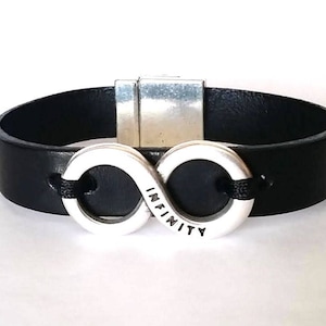 Infinity-armband, leren armband op maat voor heren, zilver leer, initiaal gegraveerd, uniek vakantiecadeau, verjaardagscadeaus