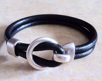 Pulsera cuero  y zamak.