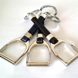 Llavero con estribo: regalo de cuero para amantes de los caballos ecuestres