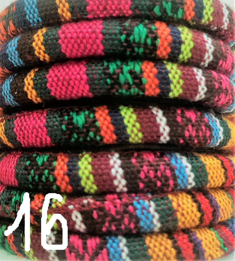 Puede incluir: Primer plano de una pila de cordones tejidos de colores. Los cordones est&aacute;n hechos de una variedad de colores, incluyendo rojo, verde, azul y amarillo. Los cordones est&aacute;n dispuestos en una pila de seis, con el n&uacute;mero "16" escrito en blanco en el cord&oacute;n inferior.