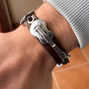Muziekarmband, leren armband voor mannen, manchetarmband, gitaararmband, herenarmband, cadeau voor gitarist, cadeau voor hem, verjaardagscadeaus