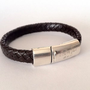 Personalisiertes geflochtenes Lederarmband für Männer: Zamak-Verschluss mit Gravur