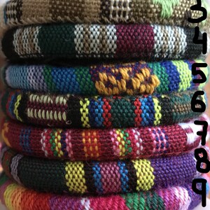 Puede incluir: Una pila de nueve bandas de tejido tejido de colores, cada una con un patr&oacute;n diferente. Las bandas est&aacute;n apiladas en orden de mayor a menor, con la banda m&aacute;s grande en la parte inferior y la banda m&aacute;s peque&ntilde;a en la parte superior. Las bandas est&aacute;n todas hechas de un tejido suave y tejido y tienen una variedad de colores, incluidos rojo, azul, verde, amarillo y marr&oacute;n.