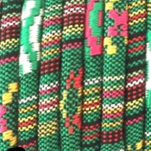 Puede incluir: Borde tejido multicolor con un patr&oacute;n verde, negro, blanco, amarillo y rosa. El borde est&aacute; hecho de una tela suave y texturizada.