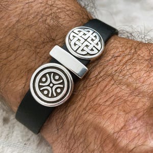 Kantabrische Stele, Keltischer Armreif, Herren Lederarmband, Keltischer Knoten, Amulett, Geschenk für Männer, Herren Armband Silber, Geburtstagsgeschenke