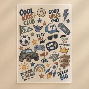 Könnte beinhalten: Ein Aufkleberbogen mit verschiedenen Illustrationen wie einem Fußball, Geländewagen, Skateboard, Rakete, Regenbogen und Sonnenbrille. Der Text umfasst Cool Kids Club, Good Vibes Only, Little Legend, Play All Day, Game On und Dream Big.