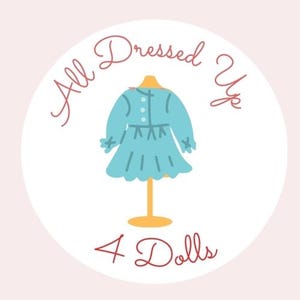 K&ouml;nnte beinhalten: Ein kreisf&ouml;rmiges Logo mit einem hellblauen lang&auml;rmeligen Kleid auf einem gelben St&auml;nder. Der Text All Dressed Up steht in roter Schreibschrift &uuml;ber dem Kleid, und der Text 4 Dolls steht in derselben roten Schriftart unter dem Kleid.