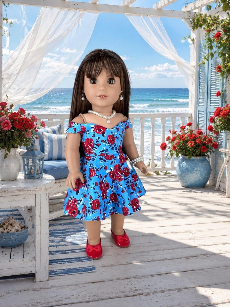 K&ouml;nnte beinhalten: Eine Puppe mit langem braunem Haar tr&auml;gt ein schulterfreies blaues Kleid mit rotem Rosenmuster, eine wei&szlig;e Perlenkette, Perlenohrringe, ein wei&szlig;es Perlenarmband und gl&auml;nzende rote flache Schuhe mit kleinen Schleifen an der Vorderseite.