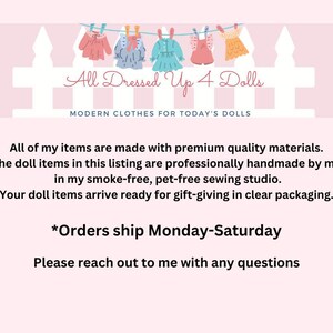 K&ouml;nnte beinhalten: Ein Banner mit einer wei&szlig;en Lattenzaun-Grafik und f&uuml;nf bunten Puppenoutfits an einer W&auml;scheleine. Der Text lautet All Dressed Up 4 Dolls, MODERN CLOTHES FOR TODAY'S DOLLS, und enth&auml;lt Informationen &uuml;ber handgefertigte Puppenartikel.