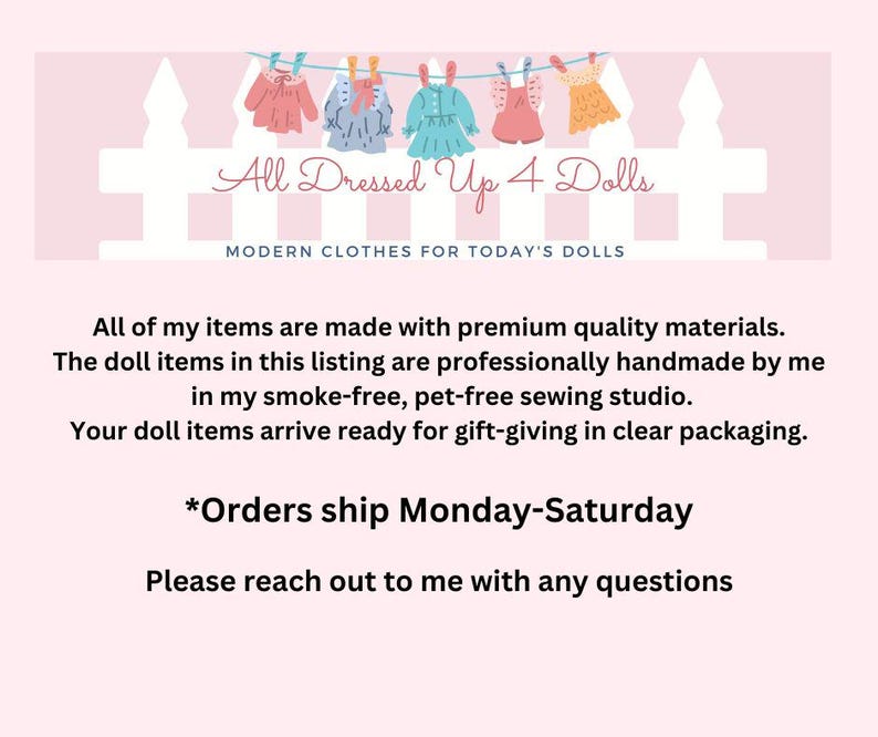 K&ouml;nnte beinhalten: Ein Banner mit einer wei&szlig;en Lattenzaun-Grafik und f&uuml;nf bunten Puppenoutfits an einer W&auml;scheleine. Der Text lautet All Dressed Up 4 Dolls, MODERN CLOTHES FOR TODAY'S DOLLS, und enth&auml;lt Informationen &uuml;ber handgefertigte Puppenartikel.