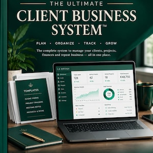 Puede incluir: Un sistema de gestión empresarial digital con un portátil que muestra un panel de datos de clientes, proyectos e ingresos. Incluye plantillas impresas, un cuaderno con un bolígrafo dorado y el título The Ultimate Client Business System.